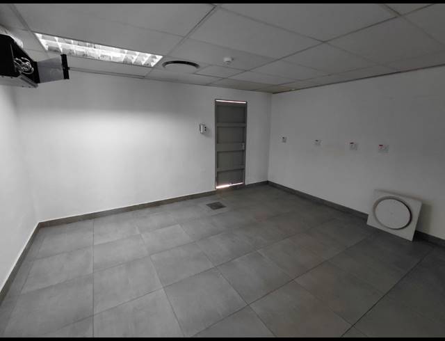 1,011M² OFFICE TO LET IN HALFWAY GARDENS